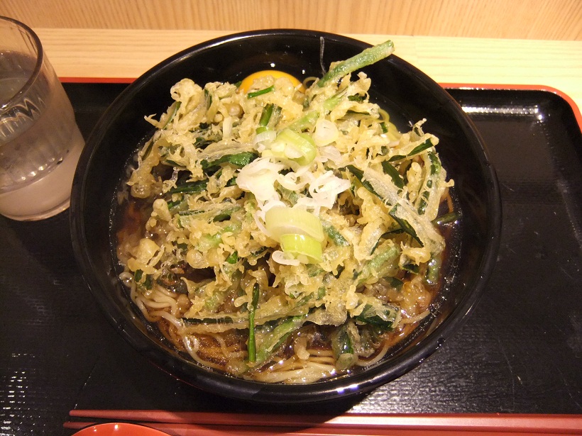 よもだそば銀座店のニラ天玉ラそば１20120503.JPG
