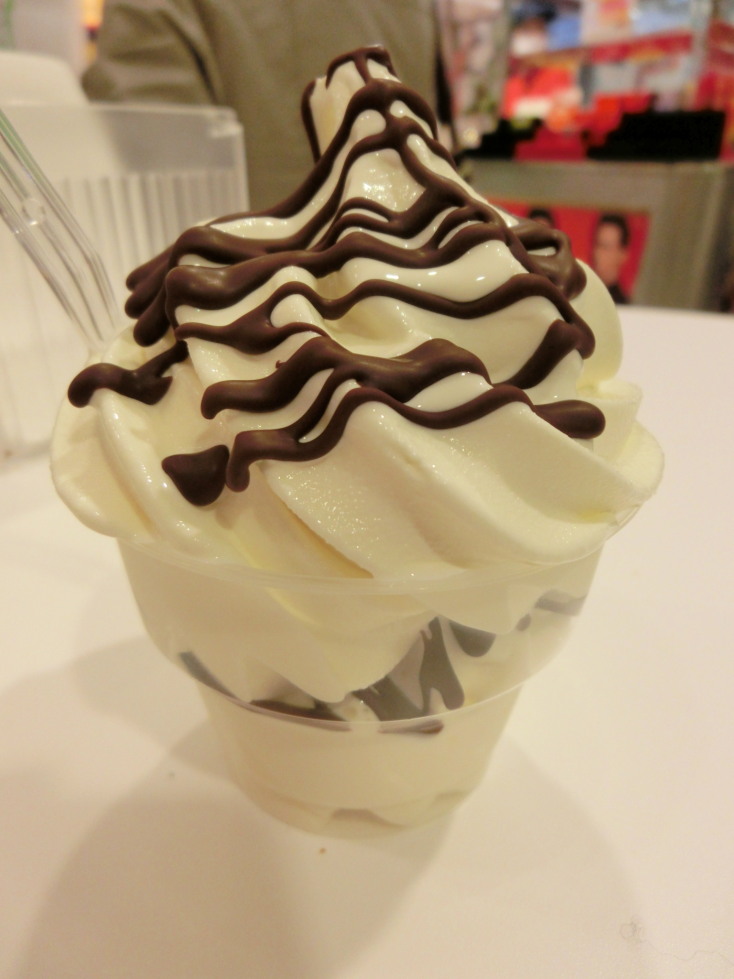 カルビー+　北海道ソフトクリーム＆ロイズチョコソース.jpg