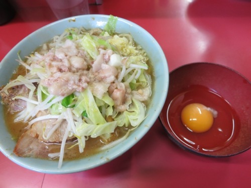 20121223_ラーメン二郎桜台駅前店_小豚入り少なめ生たまごweb.JPG