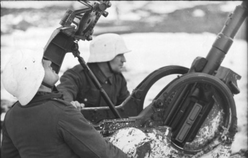 Bundesarchiv_Bild_101I-102-0892-16%252C_Nordeuropa%252C_Soldaten_an_Flak[1].jpg