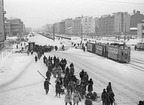 a-military-unit-marches-to-the-front-along-moscow-avenue-in-leningrad-1941.jpg