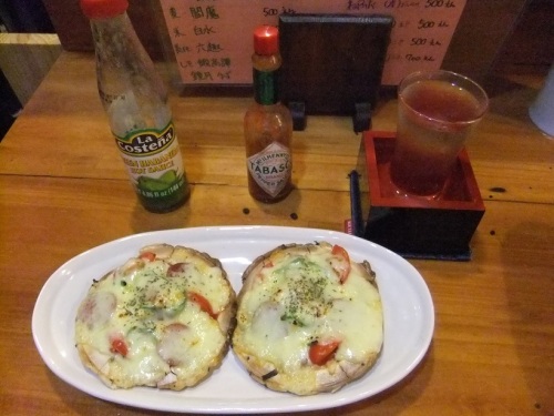 ふわり＠八戸屋台村みろく横丁の八戸ごませんせんべいピザ