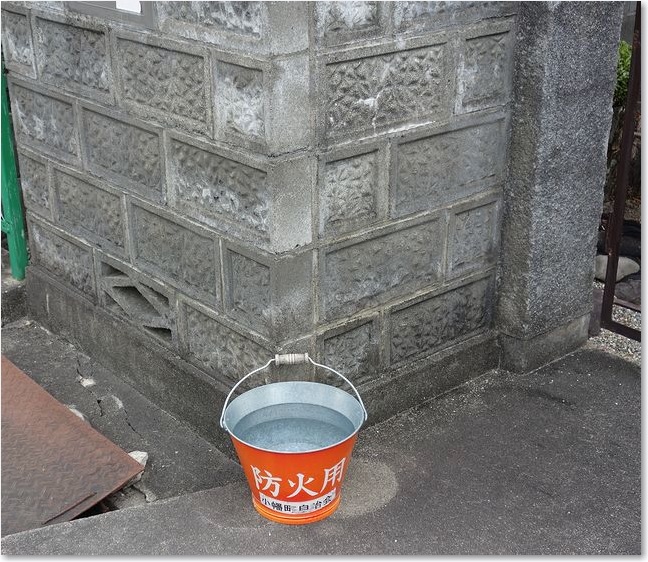 32街角のバケツ