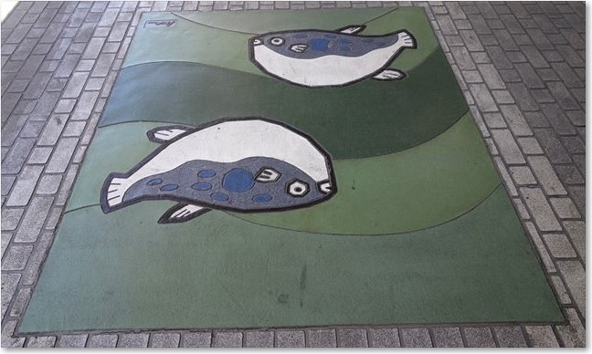 54なぜか床にフグ？