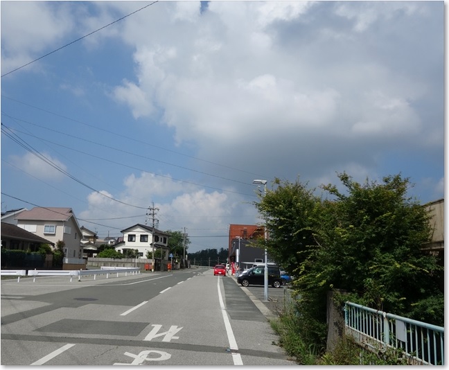 34この道路を少し行くと