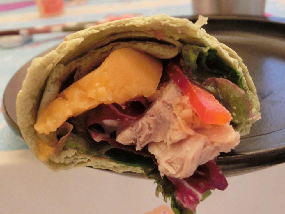 ペニンシュラ　ブティック＆カフェ　トルティーヤ　ラップサンドイッチ　断面.jpg