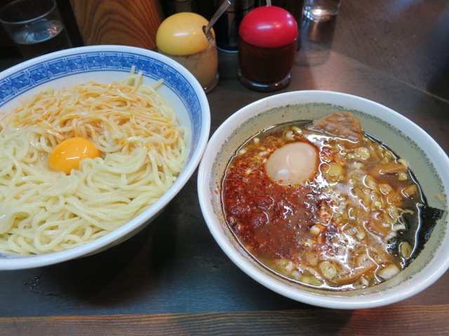 20121010_べんてん辛つけあつもり麺の上に卵黄web.JPG