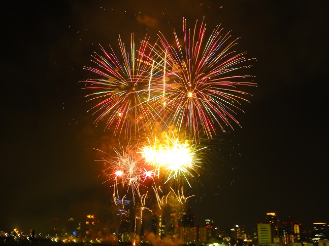 淀川花火大会2016_カラフルな線.JPG