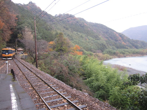 神尾駅を出る列車