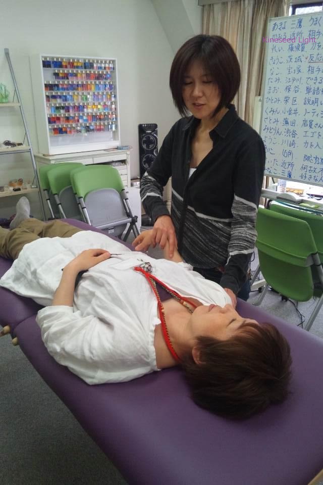 ベッド　腕トウ骨筋反射テスト２.jpg