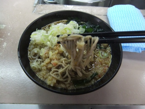 たかべん高崎駅構内販売所のたぬきそば２20120911.JPG