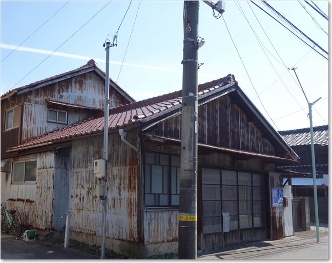 30シャビーな民家