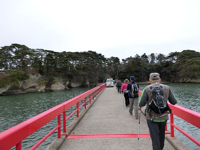 福浦橋にクルマ.jpg