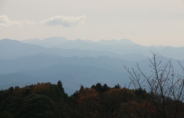 大峰、山上・大普賢を望むbl.jpg