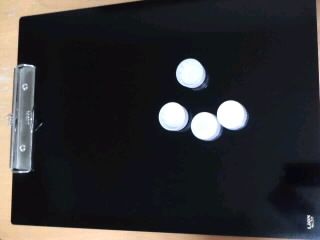 巨大クリップボードとペットボトルのキャップ2018