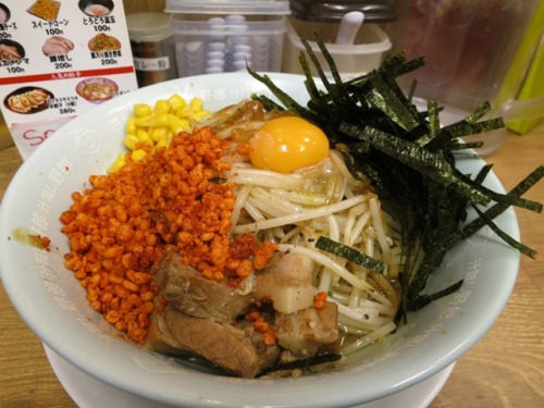 20131213_野郎ラーメン西武新宿駅前店_贅沢汁なし野郎に天かす辛玉web_fT.JPG