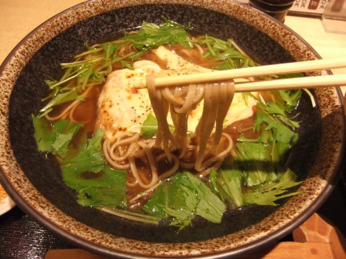 竹若上野アトレ店のオニオングラタンスープ蕎麦１