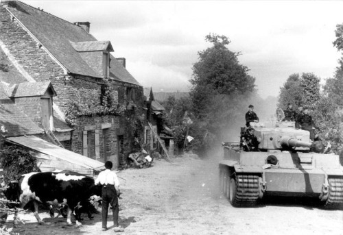 Bundesarchiv_Bild_101I-028-1607-26_Frankreich_Panzer_VI_Tiger_I.jpg