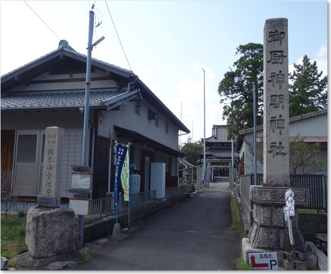 87この奥に神社とお寺