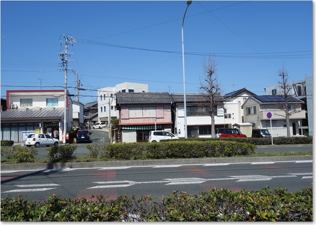 22右の道路の向こう