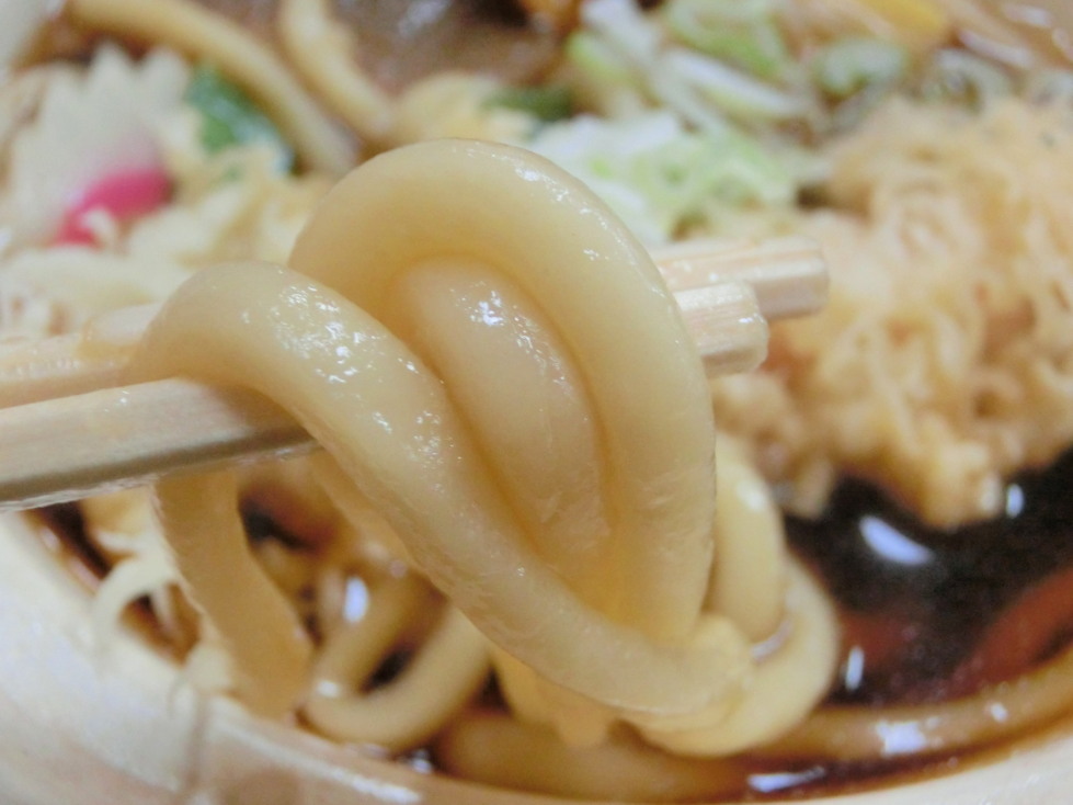 仙満亭　なべ焼きうどん　麺アップ.jpg