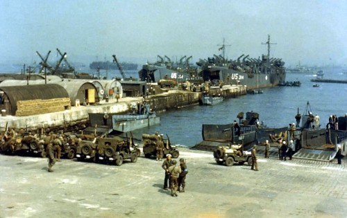 LCTs_beeing_loaded_June_1944.jpg