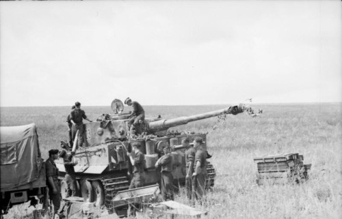 Bundesarchiv_Bild_101I-022-2948-22_Russland_Panzer_VI_Tiger_I_Munition.jpg