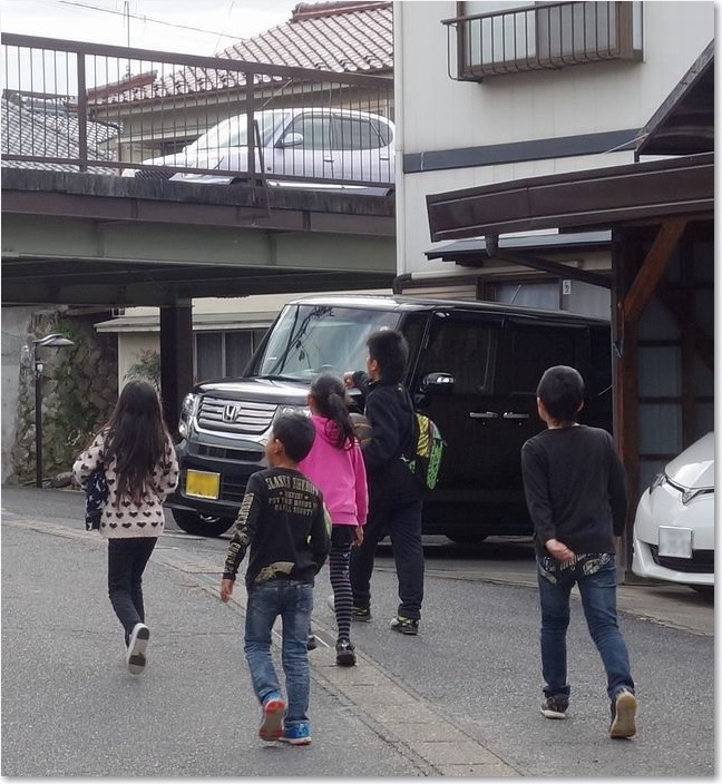 65坂を登る小学生たち