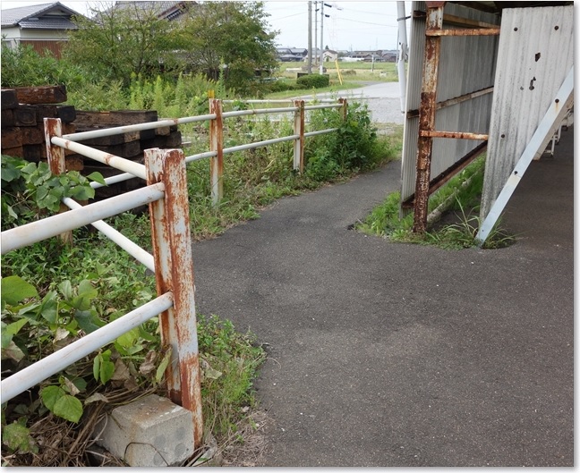 04朝日野駅出口