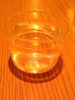 平たいグラスの水2018