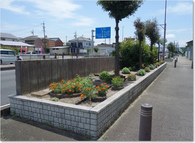 107歩道には花壇